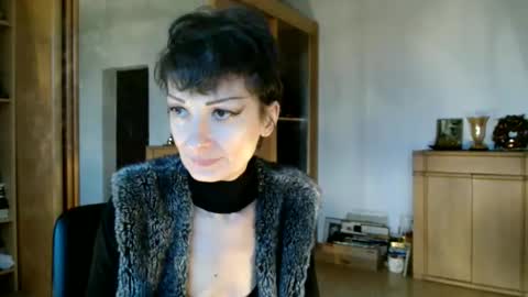 Snapshot of bebacksooon chatting on 11-29-25, 02:20 Raluca online show from 11-29-25, 02:20