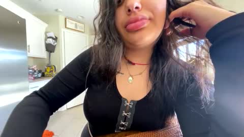 Snapshot of bebesitaa21 chatting on 10-27-25, 08:35 Angelique online show from 10-27-25, 08:35