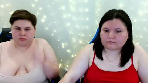 Snapshot of beckyandellen chatting on 05-19-26, 06:25 BeckyAndEllen online show from 05-19-26, 06:25