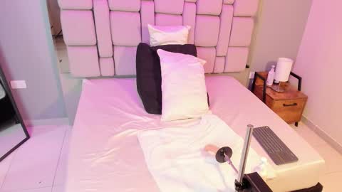 Snapshot of belanny_ chatting on 12-15-25, 03:55 Bella online show from 12-15-25, 03:55