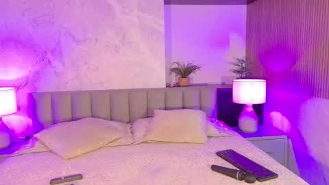 Snapshot of bella01_ chatting on 10-22-25, 01:55 BELLA online show from 10-22-25, 01:55