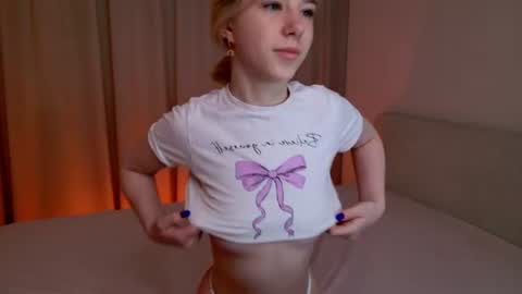 Snapshot of bella_amoury chatting on 06-20-26, 11:35 Bella online show from 06-20-26, 11:35