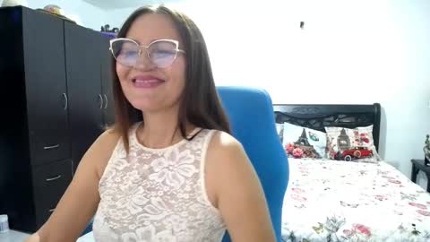 Snapshot of bella_ghisell chatting on 11-13-25, 11:14 Bella online show from 11-13-25, 11:14