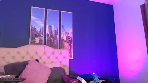 Snapshot of bella_lr chatting on 05-19-26, 01:56 Valentina online show from 05-19-26, 01:56