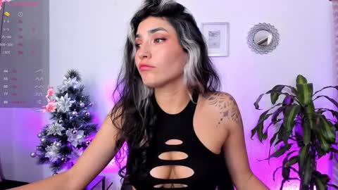 Snapshot of bella_thorne3 chatting on 12-14-24, 07:46 Bella online show from 12-14-24, 07:46