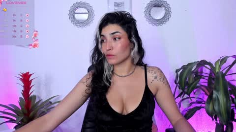 Snapshot of bella_thorne3 chatting on 01-11-25, 10:51 Bella online show from 01-11-25, 10:51