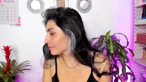 Snapshot of bella_thorne3 chatting on 01-30-25, 05:52 Bella online show from 01-30-25, 05:52