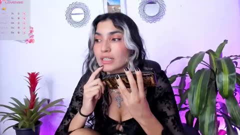 Snapshot of bella_thorne3 chatting on 02-06-25, 10:53 Bella online show from 02-06-25, 10:53