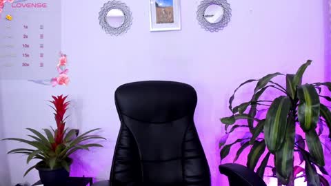 Snapshot of bella_thorne3 chatting on 02-08-25, 10:08 Bella online show from 02-08-25, 10:08