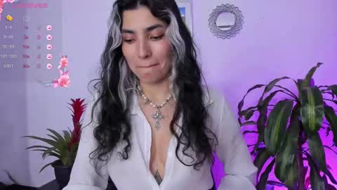 Snapshot of bella_thorne3 chatting on 02-10-25, 02:41 Bella online show from 02-10-25, 02:41