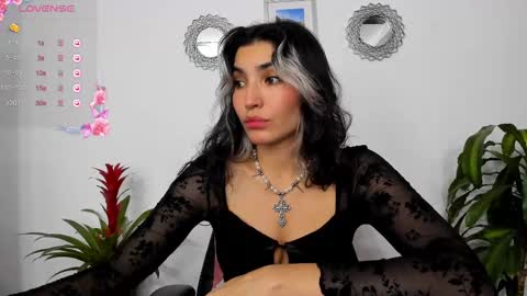 Snapshot of bella_thorne3 chatting on 03-02-25, 04:53 Bella online show from 03-02-25, 04:53