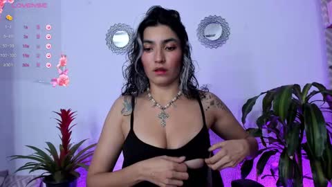 Snapshot of bella_thorne3 chatting on 03-07-25, 01:09 Bella online show from 03-07-25, 01:09