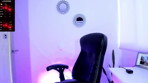 Snapshot of bella_thorne3 chatting on 09-25-25, 10:35 Bella online show from 09-25-25, 10:35