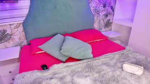 Snapshot of bellaa_becca chatting on 12-21-24, 06:44 Bella Becca online show from 12-21-24, 06:44