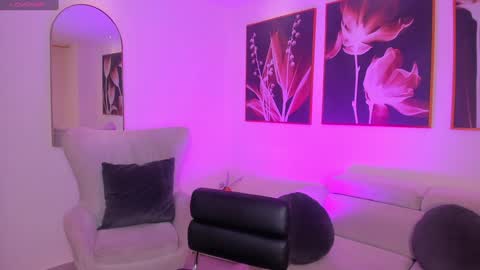 Snapshot of bellacarteer_ chatting on 01-31-25, 12:18 Bella C online show from 01-31-25, 12:18