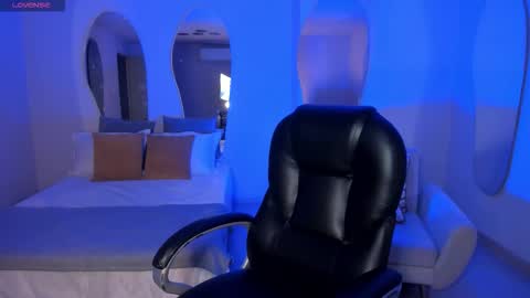 Snapshot of bellacarteer_ chatting on 10-19-25, 05:57 Bella C online show from 10-19-25, 05:57