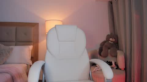 Bella Mia online show from 10-16-25, 01:17