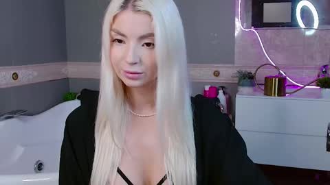 Snapshot of bellamur_ chatting on 05-19-26, 12:44 Bella online show from 05-19-26, 12:44