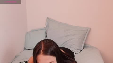 Snapshot of bellaroch chatting on 06-18-26, 04:33 Bella online show from 06-18-26, 04:33