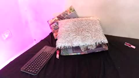 Snapshot of bellarooux chatting on 04-25-26, 01:41 bellarooux online show from 04-25-26, 01:41