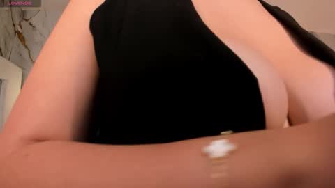 Snapshot of bellarosex1 chatting on 11-14-25, 04:44 Bella Rose online show from 11-14-25, 04:44