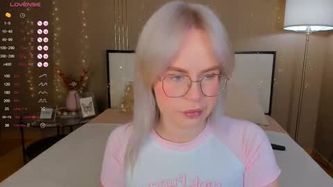 Snapshot of bellatip chatting on 11-23-25, 12:54 Bella online show from 11-23-25, 12:54