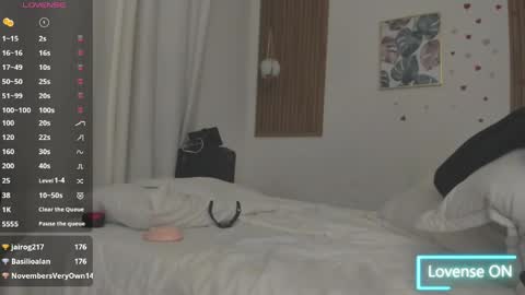 laukyubey             online show from 05-04-26, 01:29