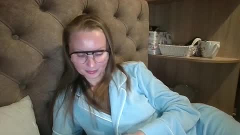 Snapshot of belleamiee chatting on 10-16-25, 05:14 Amelia online show from 10-16-25, 05:14