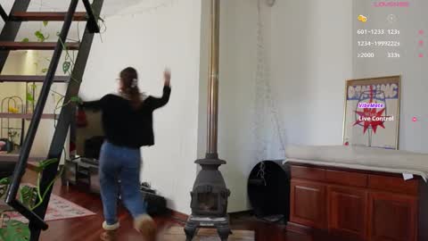 Snapshot of bellebabyboo chatting on 10-14-25, 02:45 BELLE online show from 10-14-25, 02:45