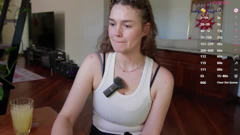 Snapshot of bellebabyboo chatting on 10-15-25, 06:24 BELLE online show from 10-15-25, 06:24