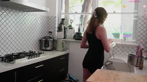 Snapshot of bellebabyboo chatting on 10-28-25, 04:05 BELLE online show from 10-28-25, 04:05