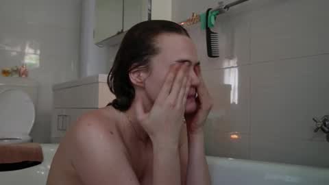 Snapshot of bellebabyboo chatting on 11-04-25, 03:38 BELLE online show from 11-04-25, 03:38