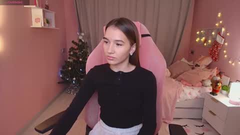 Snapshot of bellla_haddid chatting on 12-21-25, 03:02 Bella online show from 12-21-25, 03:02