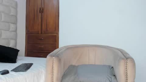 Snapshot of benbrownn chatting on 10-15-25, 07:58 online show from 10-15-25, 07:58