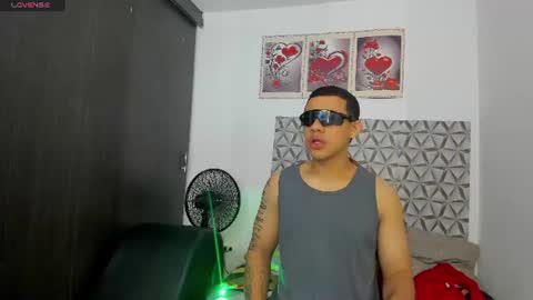 Snapshot of benjamin_lichx chatting on 06-08-26, 01:00 Benjamin online show from 06-08-26, 01:00