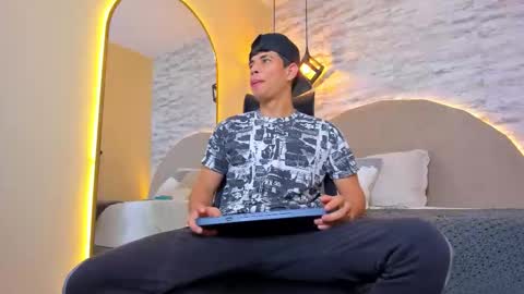 Snapshot of benjamin_more chatting on 11-06-25, 11:33 BENJAMIN online show from 11-06-25, 11:33