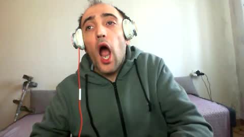 Snapshot of bentish chatting on 02-18-26, 08:43 bentish online show from 02-18-26, 08:43