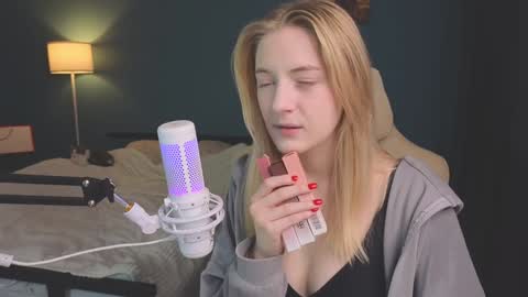 Snapshot of benty_bunny chatting on 12-12-24, 07:37 Alice online show from 12-12-24, 07:37