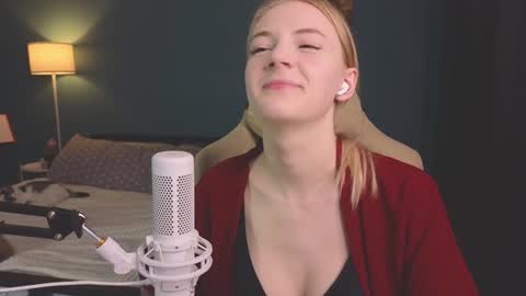 Snapshot of benty_bunny chatting on 12-14-24, 07:36 Alice online show from 12-14-24, 07:36