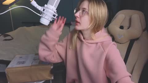 Snapshot of benty_bunny chatting on 01-05-25, 10:53 Alice online show from 01-05-25, 10:53