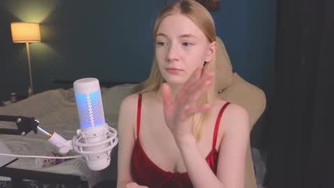 Snapshot of benty_bunny chatting on 02-05-25, 11:12 Alice online show from 02-05-25, 11:12