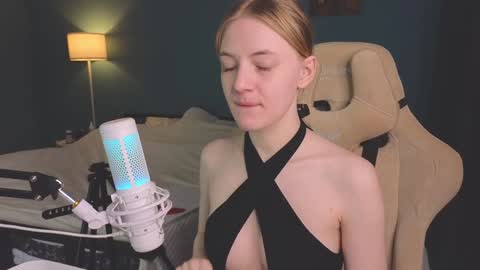 Snapshot of benty_bunny chatting on 02-06-25, 11:21 Alice online show from 02-06-25, 11:21