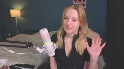 Snapshot of benty_bunny chatting on 02-19-25, 11:28 Alice online show from 02-19-25, 11:28