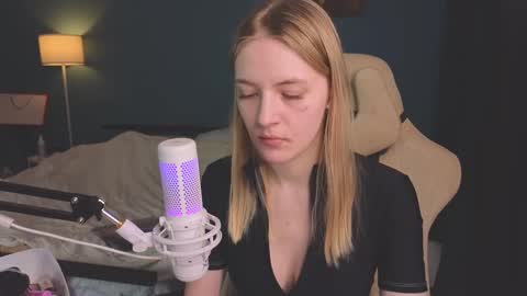 Snapshot of benty_bunny chatting on 02-25-25, 11:30 Alice online show from 02-25-25, 11:30