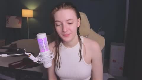 Snapshot of benty_bunny chatting on 09-25-25, 10:30 Alice online show from 09-25-25, 10:30