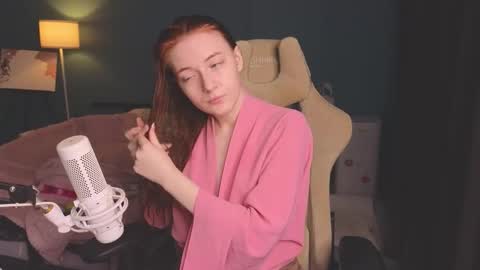 Snapshot of benty_bunny chatting on 11-06-25, 10:38 Alice online show from 11-06-25, 10:38