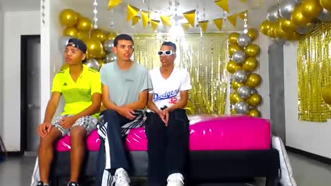 Snapshot of benz_boys chatting on 01-19-25, 12:06 benz boys online show from 01-19-25, 12:06