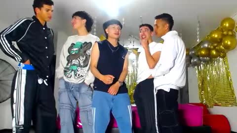 Snapshot of benz_boys chatting on 02-02-25, 12:13 benz boys online show from 02-02-25, 12:13