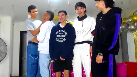 Snapshot of benz_boys chatting on 02-03-25, 12:25 benz boys online show from 02-03-25, 12:25