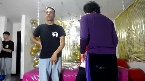 Snapshot of benz_boys chatting on 02-06-25, 02:04 benz boys online show from 02-06-25, 02:04